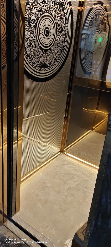Passenger lift with machine room